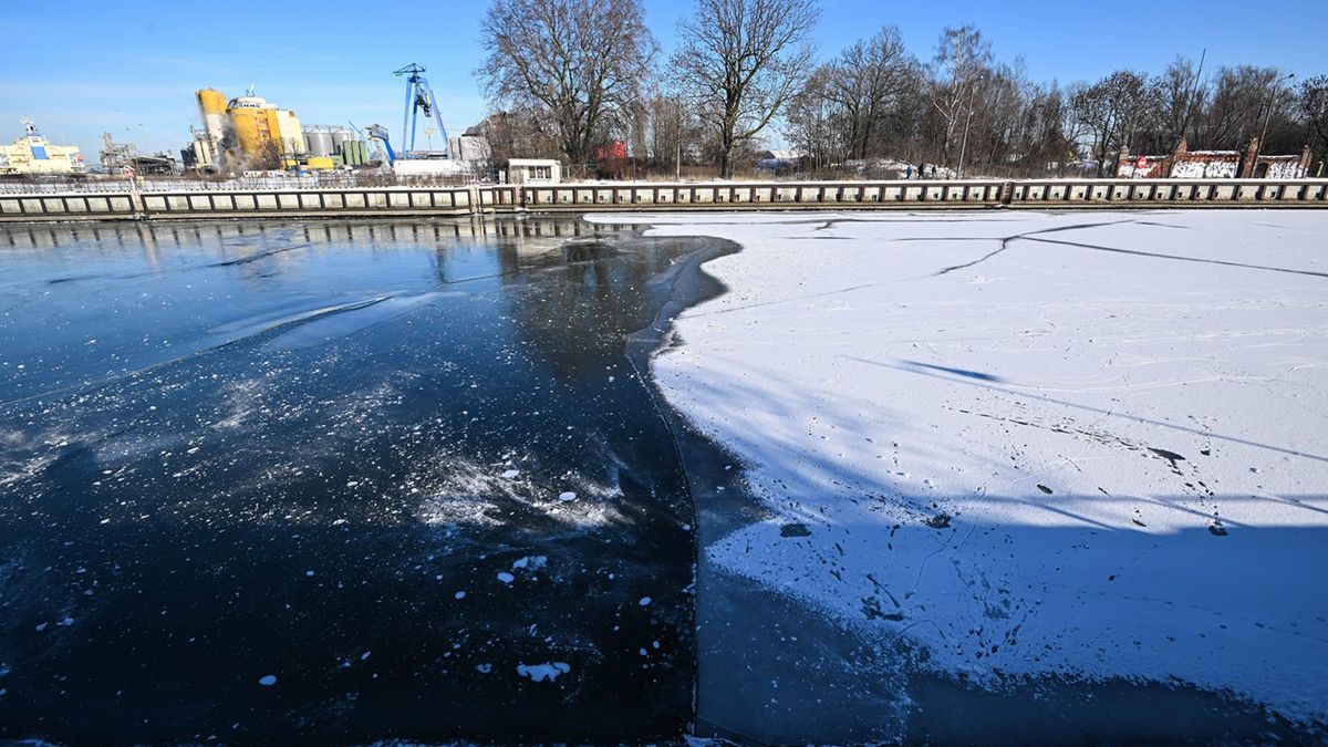 Kobieta spadła na zamarzniętą Motławę.
