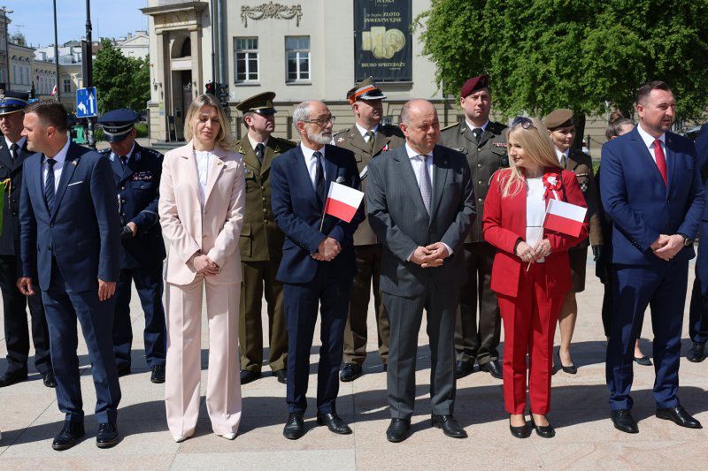 fot. lublin112.pl.  Lublin uczcił Dzień Flagi Rzeczypospolitej Polskiej na Placu Litewskim 