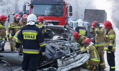 Auto w strzępach. Tragiczny wypadek pod Bełchatowem