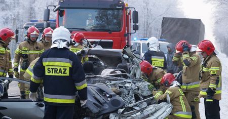 Auto w strzępach. Tragiczny wypadek pod Bełchatowem