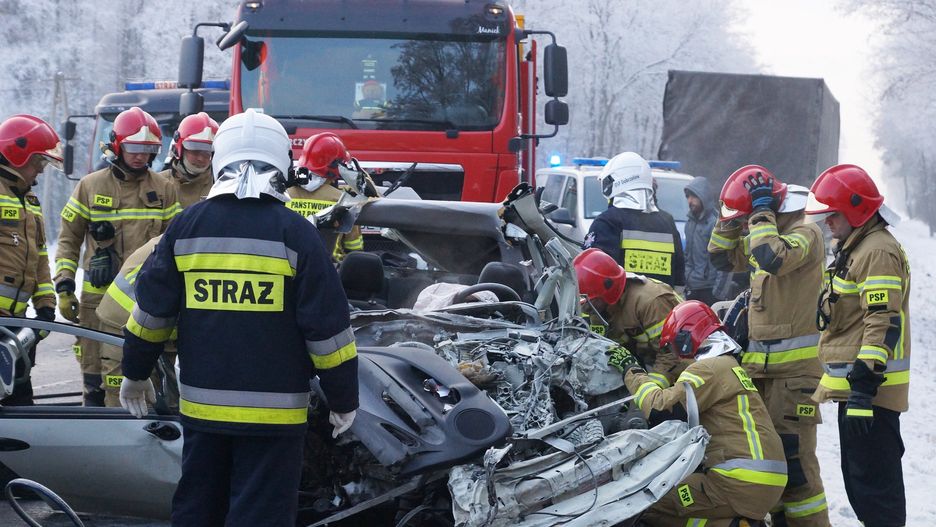 Auto w strzępach. Tragiczny wypadek pod Bełchatowem