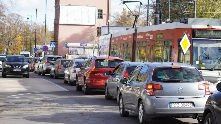 W okolicy cmentarzy już jest duży ruch, jednak to dopiero przedsmak tego, co będzie się tu działo 1 listopada