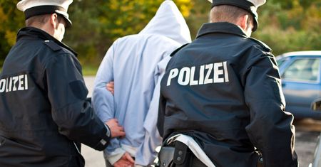 Niemcy wstrząśnięci. Zazdrosny Afgańczyk wydłubał oko chłopakowi