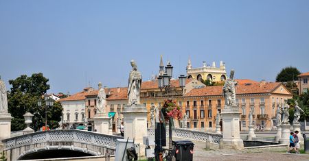Włochy. "Kryjówka antyszczepionkowców". Lekarz zawiadomił diecezję