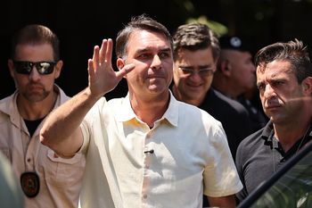 Ucieczka Bolsonaro z Brazylii. W Miami spotkał się z bratem