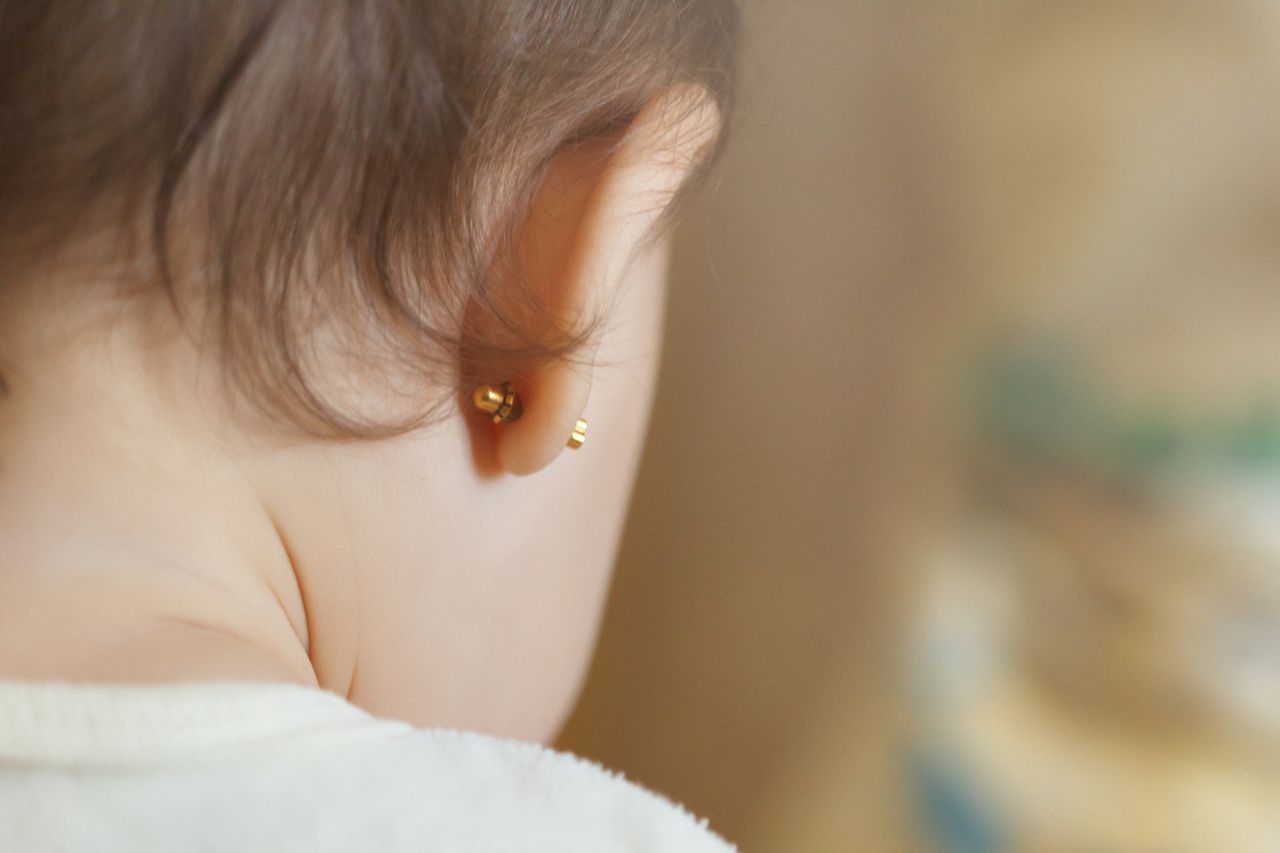 Fala krytyki na internautkę, która przekuła uszy noworodkowi 