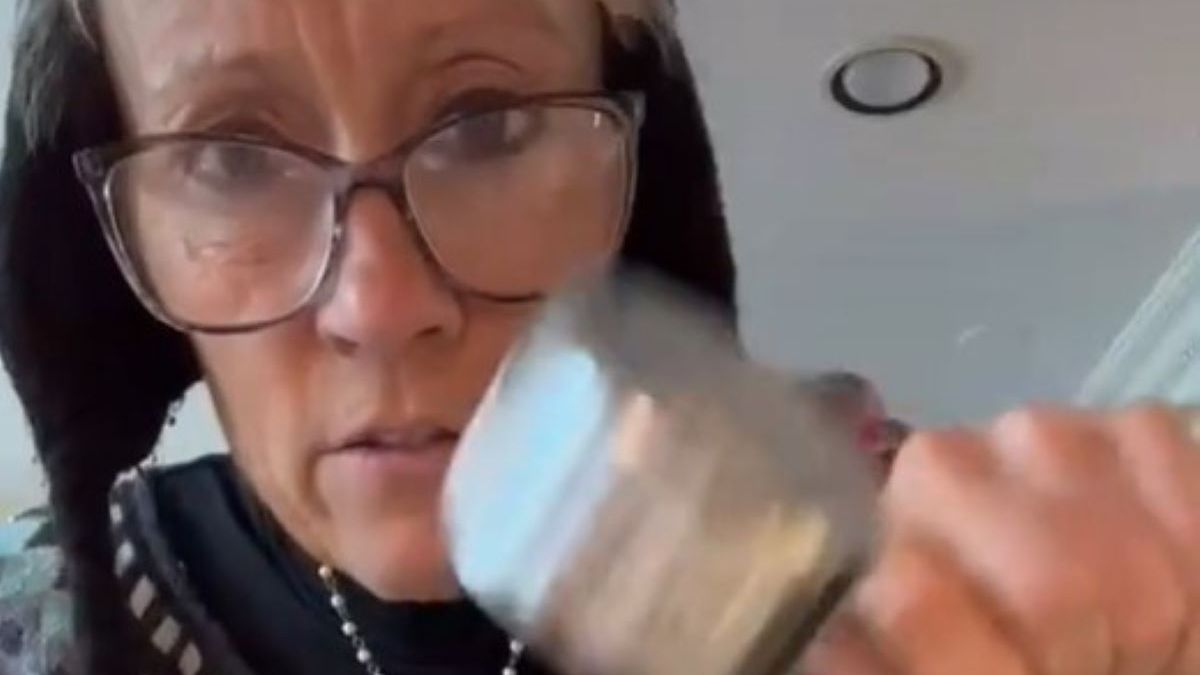 Kobieta zrobiła niespodziankę córce, która wyjechała na studia 