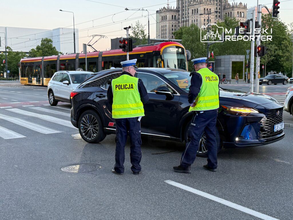 Potrącenie pieszej na Marszałkowskiej. Kobieta trafiła do szpitala