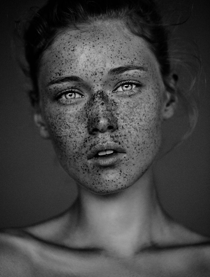 Cykl zdjęć “The Freckles Project” (Projekt Piegi) to seria zmysłowych portretów piegowatych kobiet wykonanych w ładnym, miękkim świetle, które jest specjalnością fotografa.