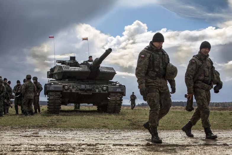 Żołnierz w mundurze na warcie to widok bardzo rzadki w Polsce. MON chce jednak, by to wróciło