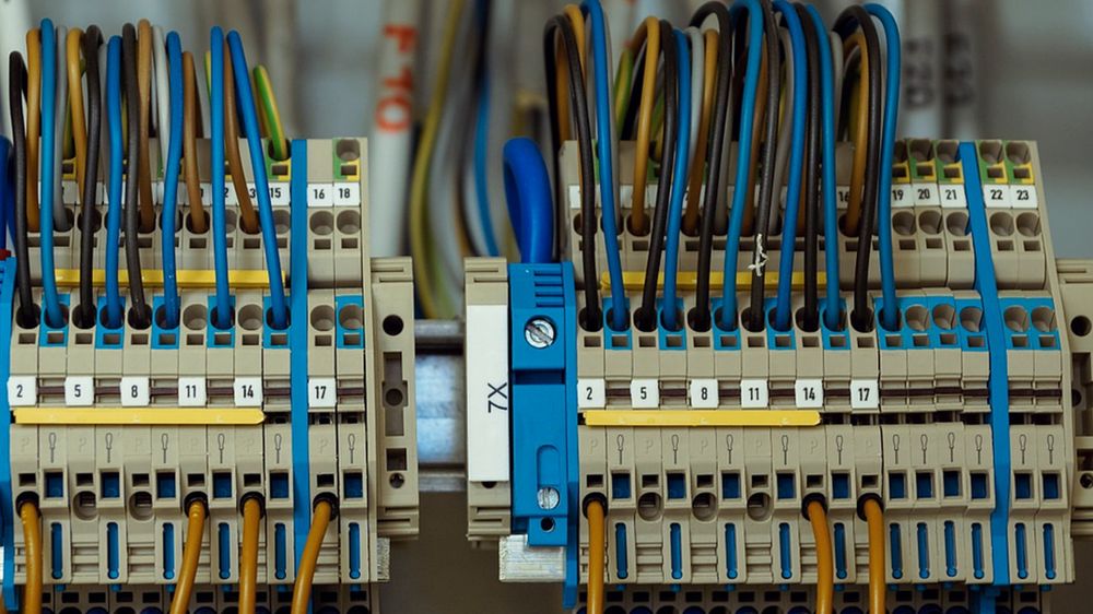 Pracę dla elektryka w Kielcach znajdą przede wszystkim elektromonterzy