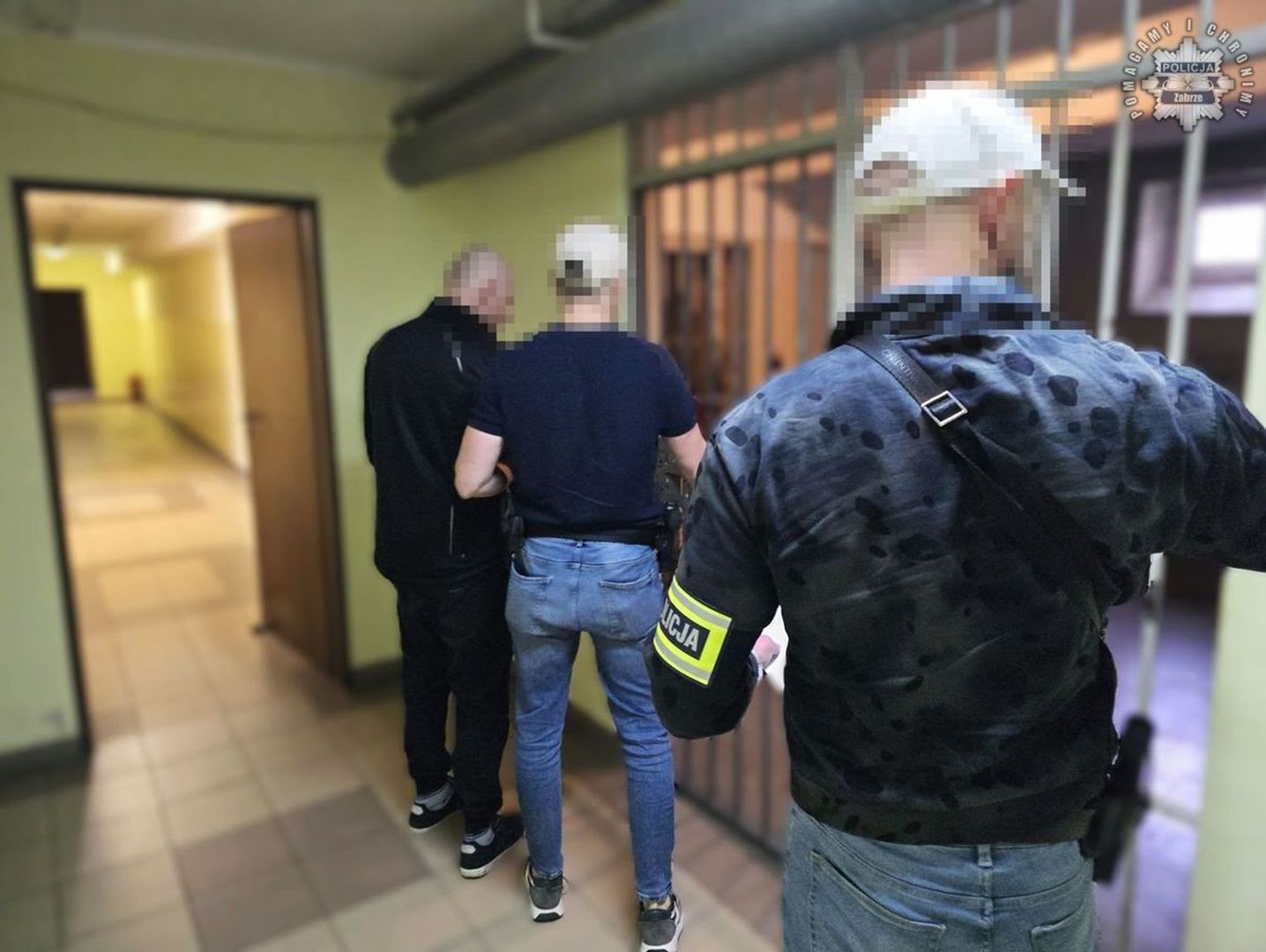 Krwawy finał kłótni kierowców w Zabrzu. Ojciec i syn bili 50-latka, a gdy padł nieprzytomny jeszcze go kopali