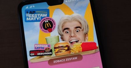 Zestaw Maty w McDonald’s. Matchak latte, potrójny ch33seburger i frytki