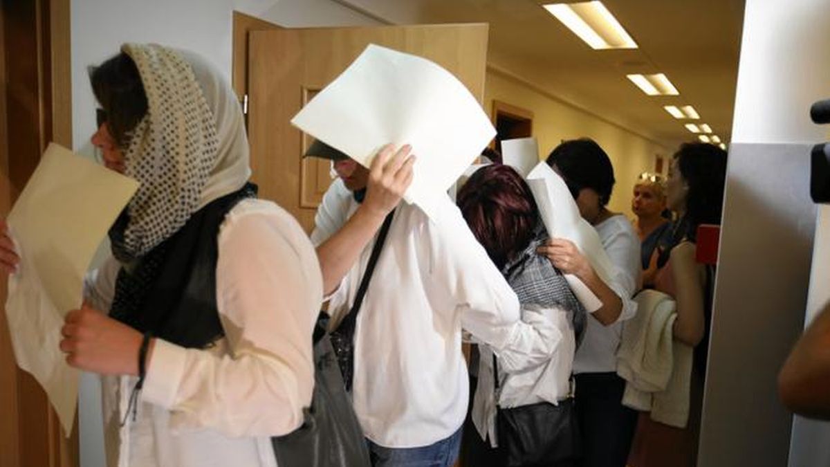 Ofiara księdza Roman B. w drodzę na salę sądową.