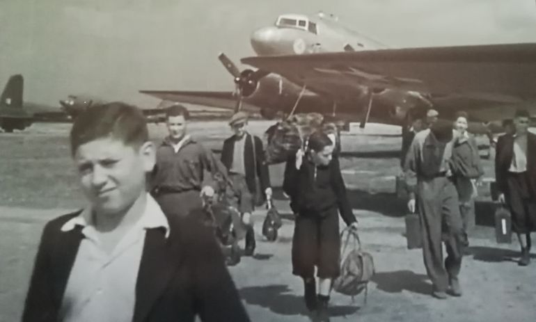 Sieroty, które właśnie przyleciały do Anglii. Arek Hersh na pierwszym planie