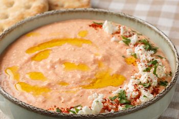 Biorę fetę i kilka składników. Chwilę później mam pastę jak z greckiej restauracji