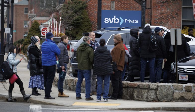 epaselect epa10520531 Bank customers wait outside a branch of Silicon Valley Bank in Wellesley, Massachusetts, USA, 13 March 2023. The Federal Deposit Insurance Corporation took control of the bank's assets, making it the largest bank to do so since the 2008 finical crisis. EPA/CJ GUNTHER Dostawca: PAP/EPA.