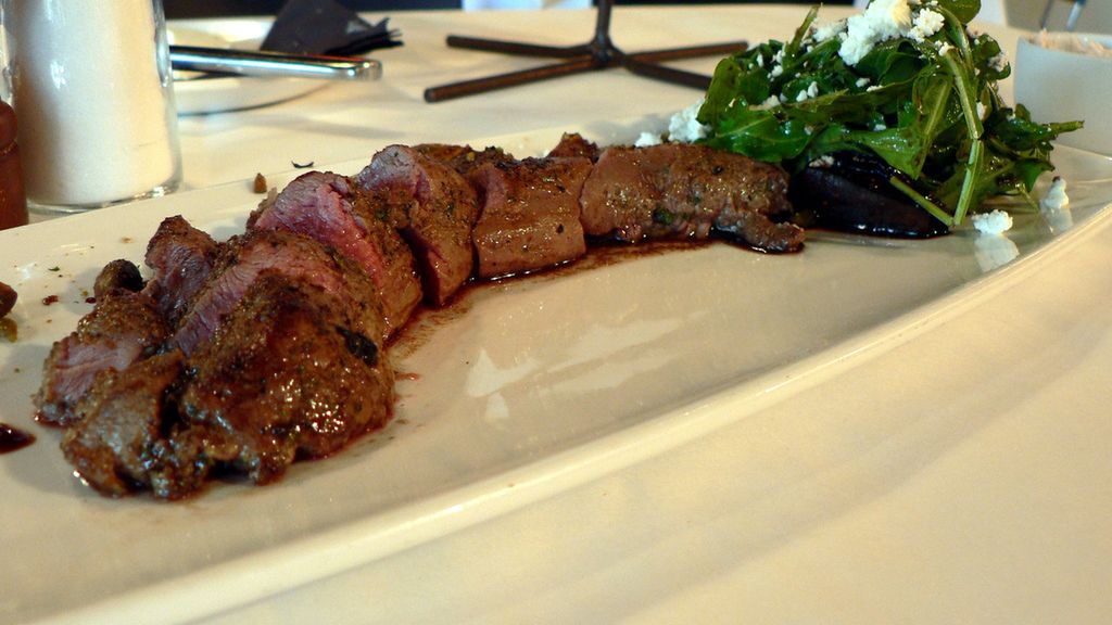 Pieczona polędwiczka z jagnięciny australijskiej bez kości (samo mięso)