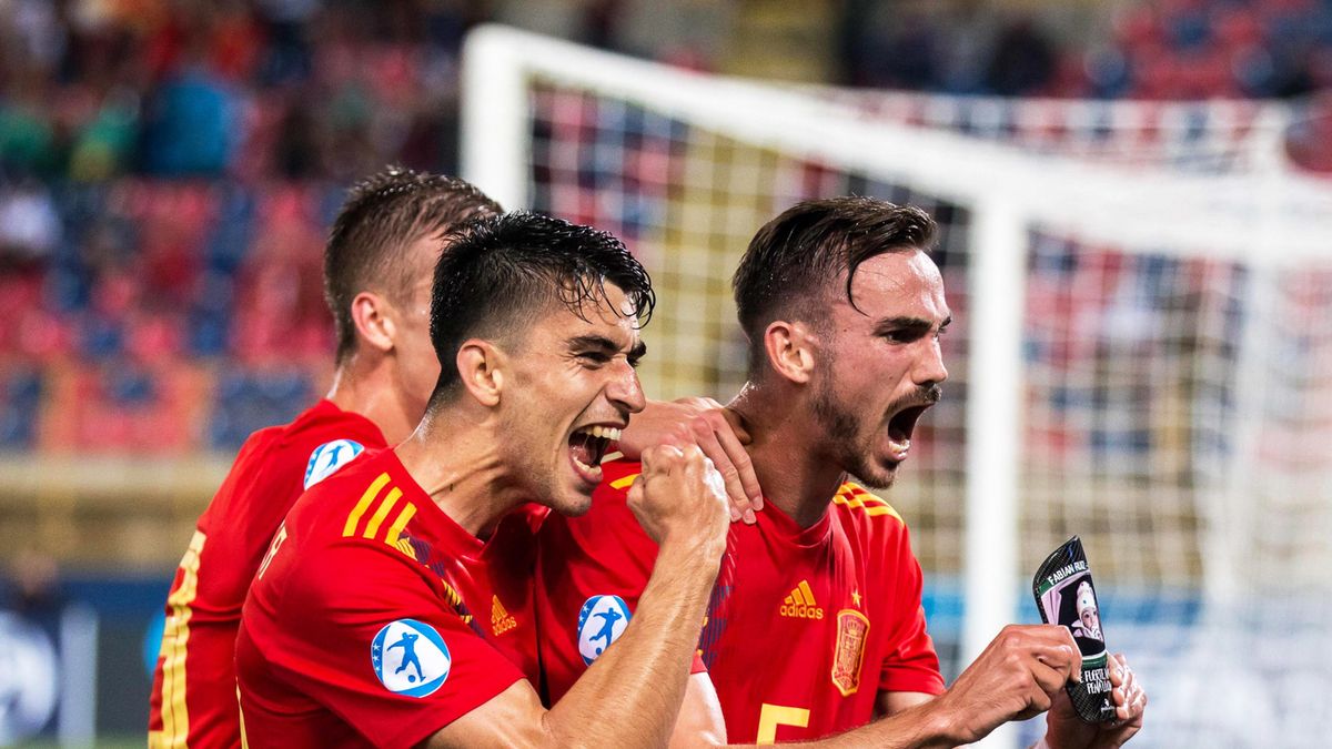 Piłkarze młodzieżowej reprezentacji Hiszpanii cieszą się z gola w meczu z Polską