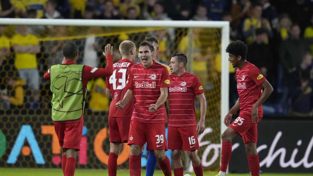 PAP/EPA / Claus Bech / Na zdjęciu: piłkarze Red Bull Salzburg
