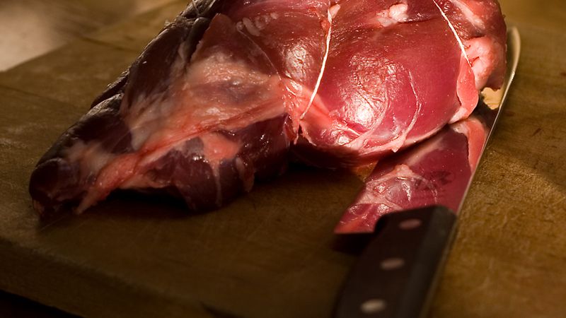 Surowy udziec zrazowy dolny z jagnięciny australijskiej bez kości (samo mięso)