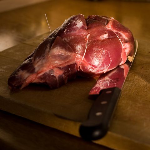 Surowy udziec zrazowy dolny z jagnięciny australijskiej bez kości (samo mięso)
