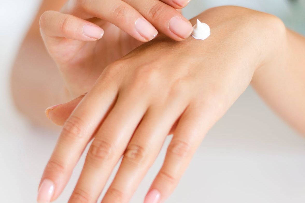 Przesuszone dłonie – jak skutecznie poradzić sobie z suchą skórą dłoni?