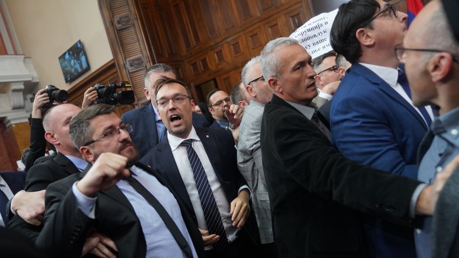 Bójka w serbskim parlamencie