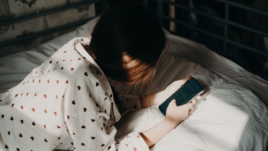 Portrait of a person with mobile phone in hand
Portrait of a teenage girl with mobile phone lying on the bed. Concept of depression, loneliness, problems of adolescence
Fiordaliso