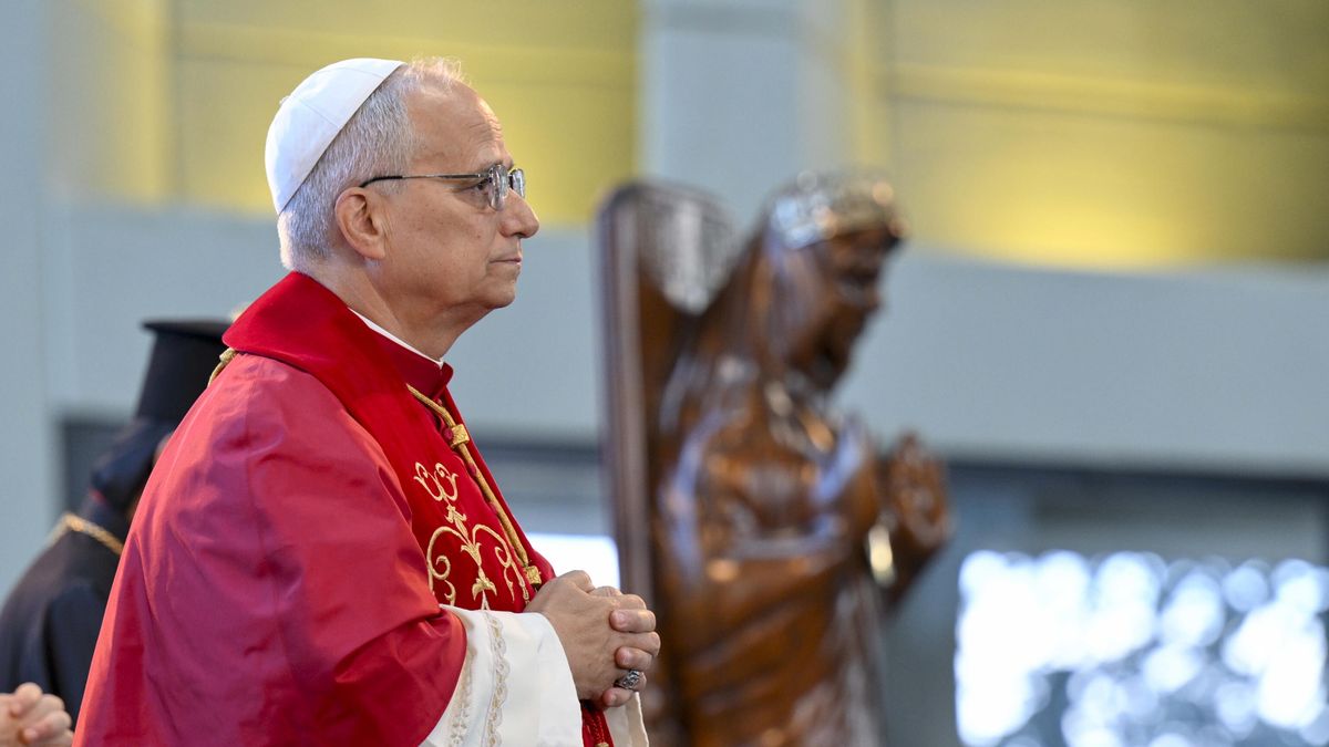 A handout picture provided by the Vatican Media shows Pope Leo XIV meeting with bishops, priests, consecrated persons and pastoral workers at the Shrine of Our Lady of Lebanon in Harissa, Lebanon, 01 December 2025. Pope Leo XIV is on his first apostolic visit outside Italy since his election as pontiff. He visited Turkey from 27 November and continues his journey to Lebanon from 30 November until 02 December. EPA/VATICAN MEDIA HANDOUT HANDOUT EDITORIAL USE ONLY/NO SALES Dostawca: PAP/EPA.