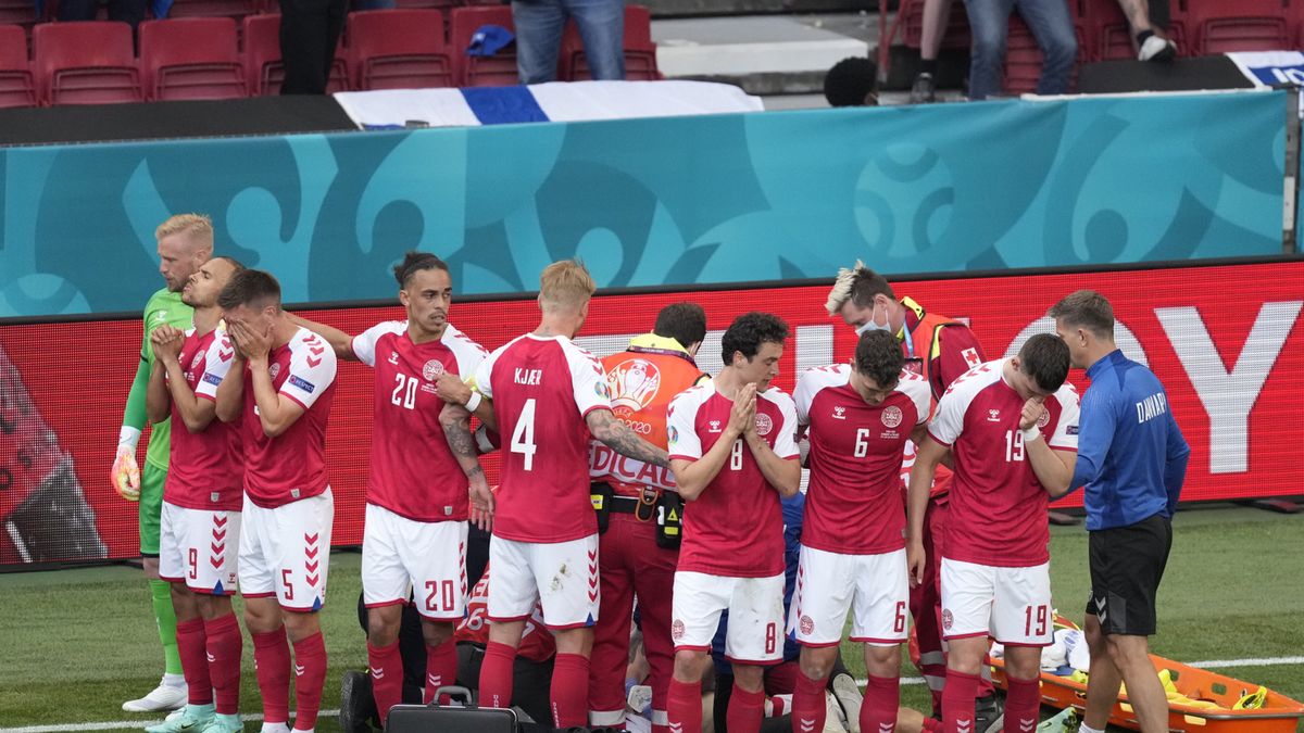 piłkarze reprezentacji Danii zasłaniają reanimowanego Christiana Eriksena