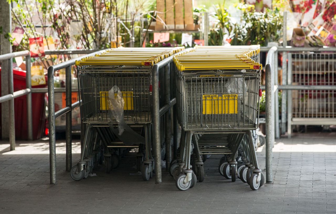 Ciągle trafiasz na wózki z zepsutym kółkiem? To sprytny trik marketów