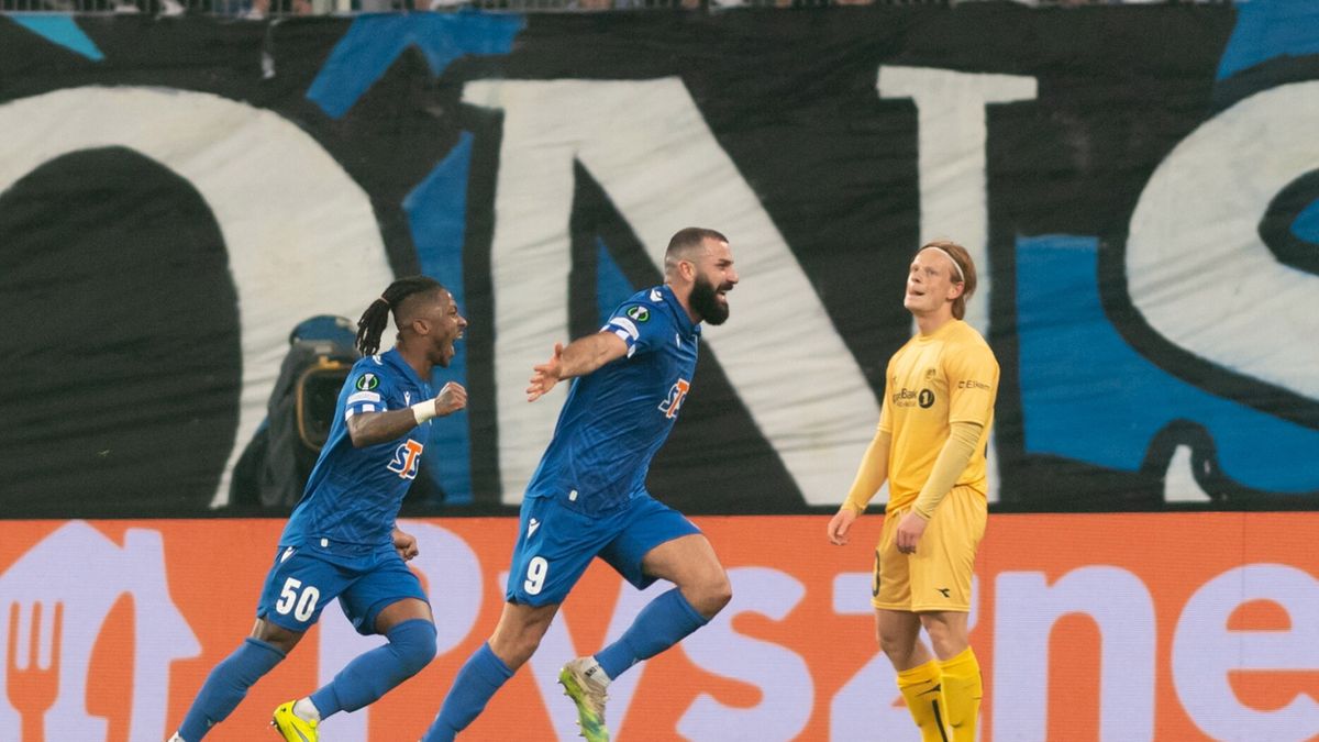 PAP/EPA / Jakub Kaczmarczyk / Na zdjęciu: Mikael Ishak (w środku)