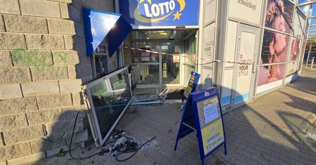 Manewrował na parkingu. Wjechał w sklepowe drzwi