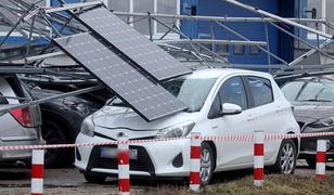 Wiatr zerwał panele fotowoltaiczne. 11 aut uszkodzonych