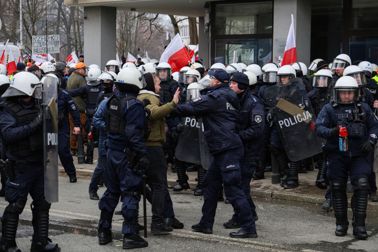 Policjant, który rzucał kostką w protestujących, zgłosił się na policję