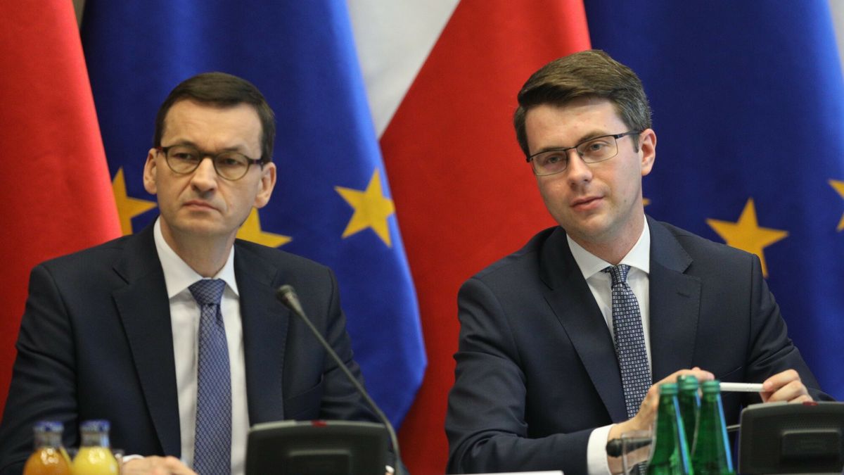 Premier Mateusz Morawiecki (z lewej) i rzecznik rządu Piotr Müller (z prawej)