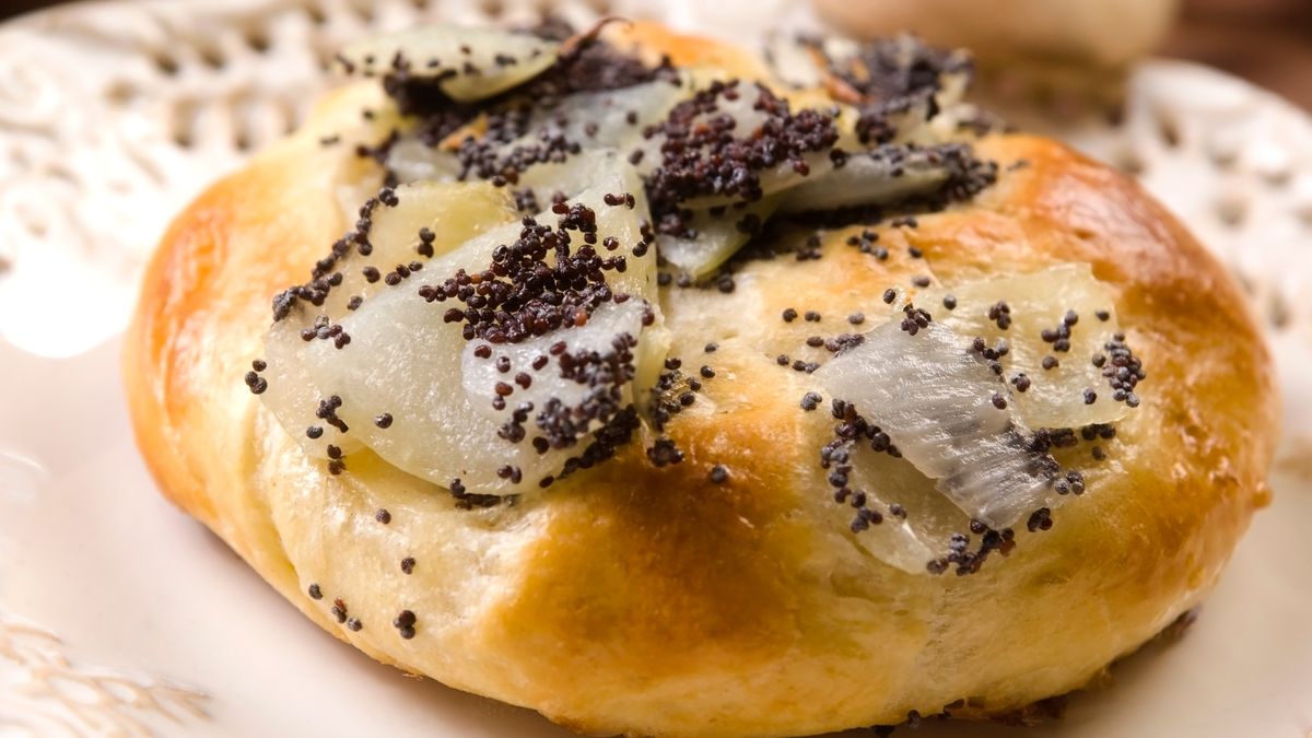 Tradycyjnie cebularze posypywane są makiem. 