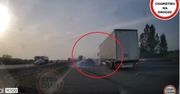 Szokujące nagranie z autostrady. "Tir pchał kię"