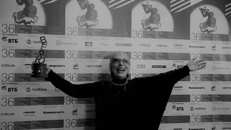 Closing Ceremony - 36th Moscow Film Festival
epa04287519 Russian actress Inna Churikova poses for photographs with her Special Prize for outstanding achievement in her career of acting and devotion to the principles of K. Stanislavsky's school, during the closing ceremony of the 36th Moscow International Film Festival, in Moscow, Russia, 28 June 2014.  EPA/SERGEI ILNITSKY 
Dostawca: PAP/EPA.
SERGEI ILNITSKY