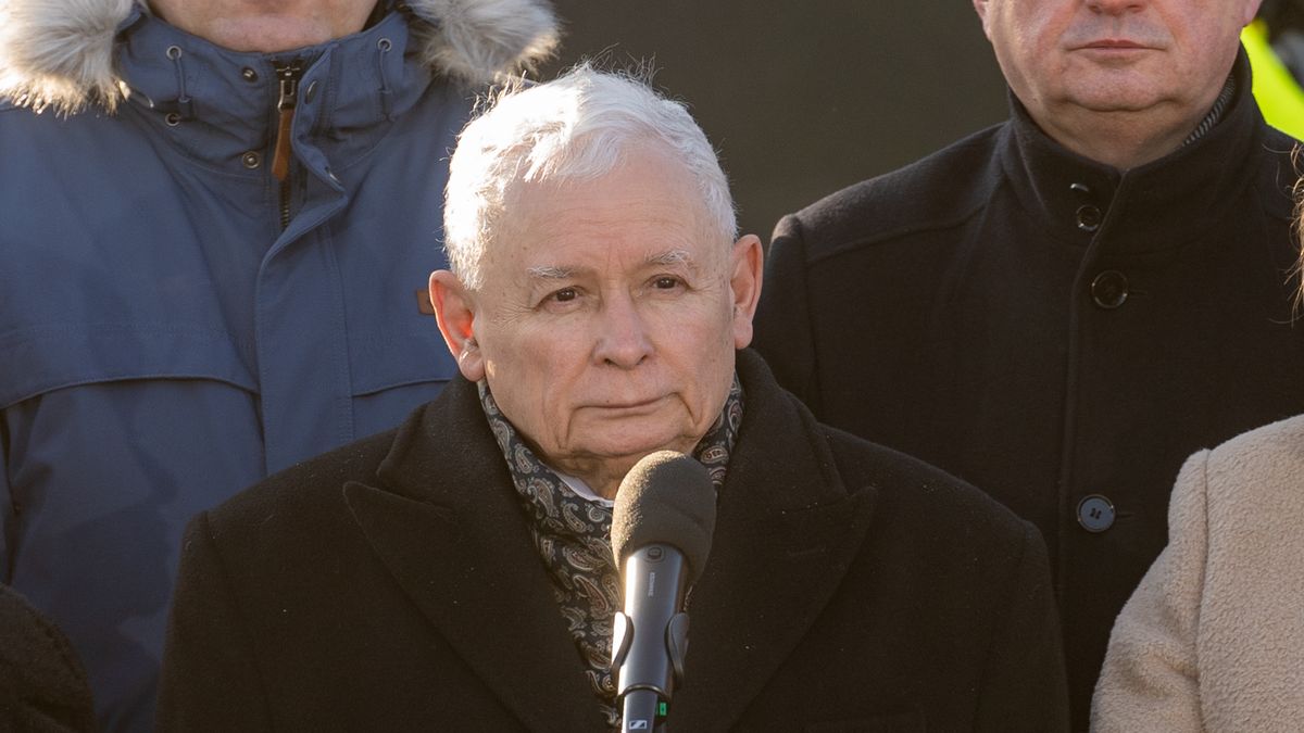 WARSAW, POLAND - 2025/02/10: PiS Leader Jaroslaw Kaczynski speaks to the crowd during the commemoration of the 178th monthsary of the Smolensk disaster. Supporters of the Law and Justice Party (PiS) gathered to commemorate the 178th monthsary of the presidential plane crash in Smolensk, which claimed the lives of 96 people. The ceremony, attended by approximately 30 people, included the participation of prominent PiS politicians, such as the party's leader, Jaroslaw Kaczynski. A counter-demonstration also took place at the same location. (Photo by Marek Antoni Iwanczuk/SOPA Images/LightRocket via Getty Images)