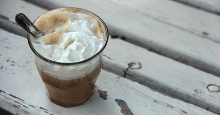Kawa frappe z puszystą pianką bez użycia shakera. Wystarczy Ci słoik