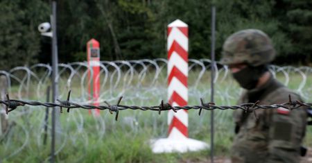 "Dziewięciu czarnoskórych chodziło po wsi. Policja o durnowate rzeczy się pyta". Mieszkańcy Michałowa o stanie wyjątkowym