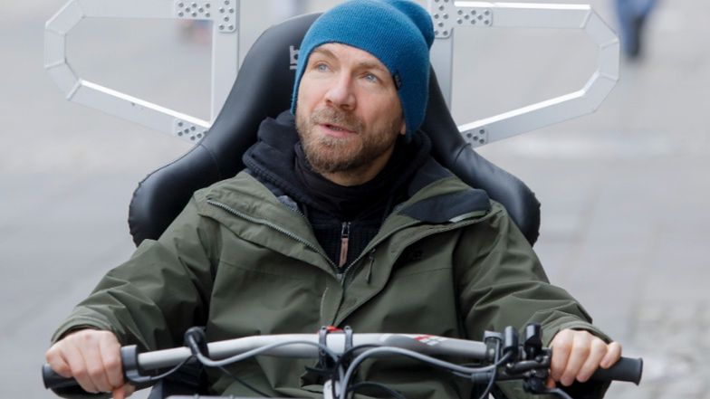 Przemek Kossakowski wyda auto