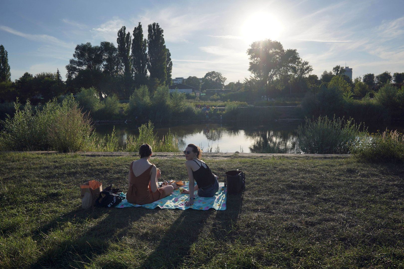 Plaże nad rzekami cieszą się również dużym zainteresowaniem. Sprawdź gdzie możesz się wybrać nad rzekę, by zaznać odrobinę ochłody.