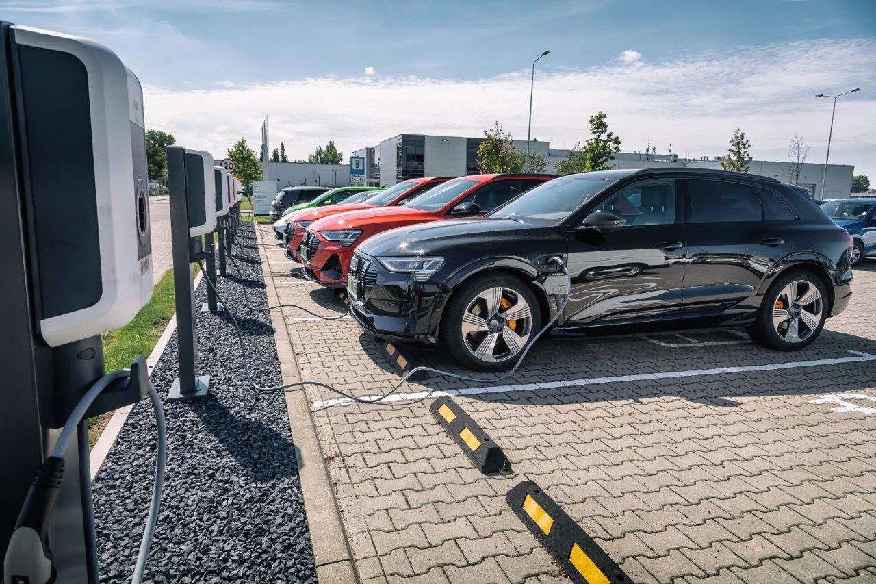 Parking z ładowarkami na terenie Volkswagen Group Polska