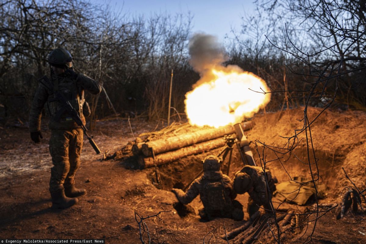 Ukraińscy żołnierze przy moździerzu pod Bachmutem
