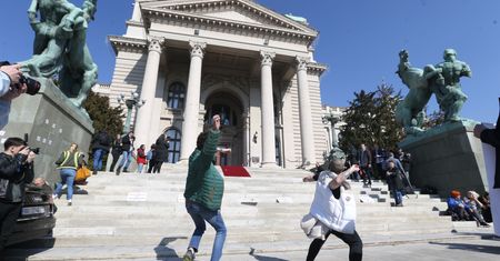 Zamieszki w serbskim parlamencie. Posłowie odpalili race i granaty dymne