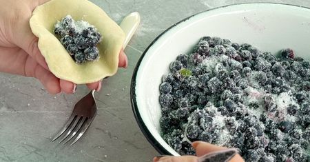 Jagody nie wypłyną z pierogów. Pomoże prosty dodatek do nadzienia