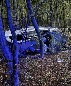 Groźne dachowanie w lesie. Z auta wypadły butelki